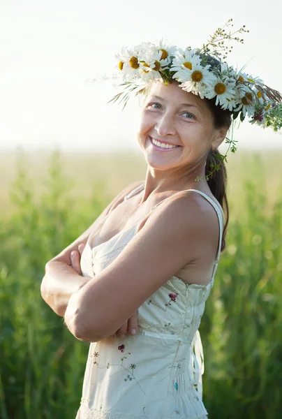 Mature woman in camomile chaplet — Stock Photo, Image
