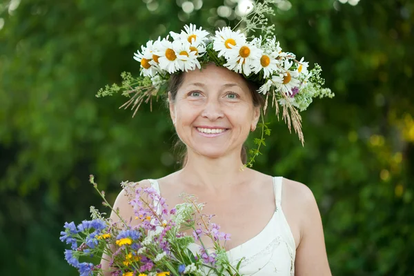 Šťastná žena v heřmánkem hlavu — Stock fotografie