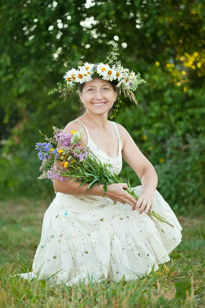 Mujer madura feliz en chaplet —  Fotos de Stock