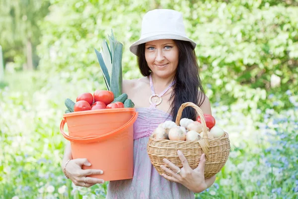 Gelukkige vrouw houdt groenten oogst — Stockfoto