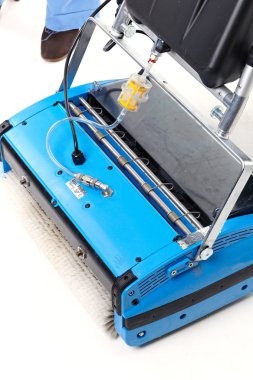 Scrubber makine üzerinde beyaz bir arka plan mavi