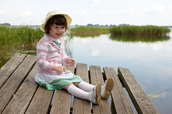 湖の背景に小さな女の子を笑ってください。 — ストック写真