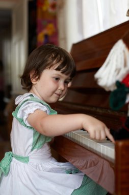 GIRL PLAYING PIANO clipart