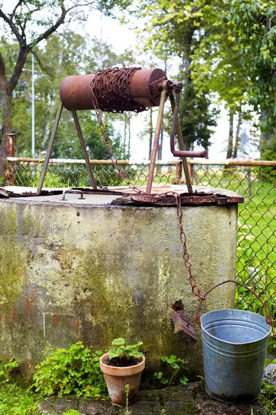 Old Abandoned Well and Bucket. — Stock Photo, Image