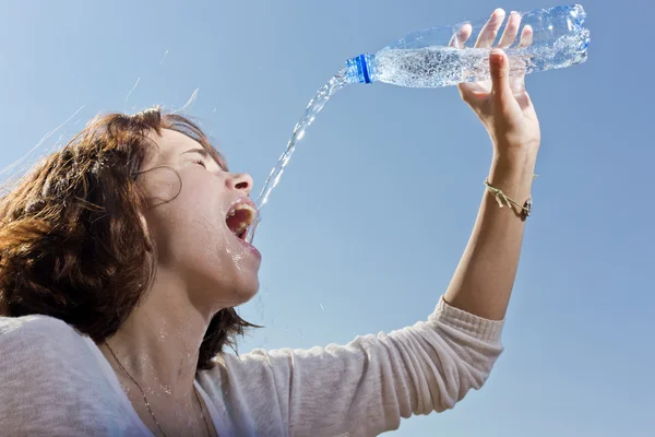 La chica vierte agua de una botella — Foto de Stock