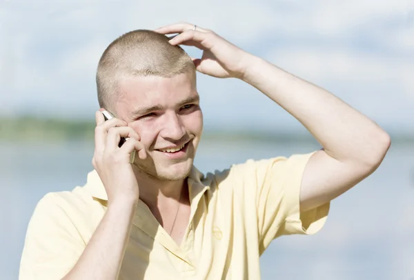 Chlap mluví na mobilní telefon — Stock fotografie
