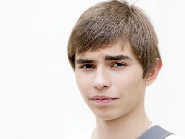 Porträtt av den unge mannen på en ljus bakgrund — Stockfoto