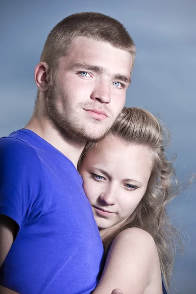 年轻的男人和一个女孩的肖像 — 图库照片