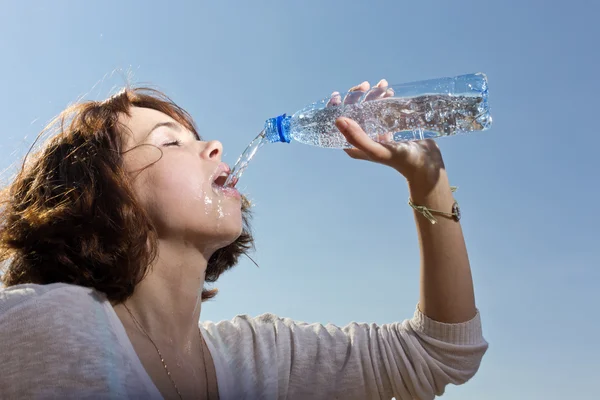 The girl pours water from a bottle — Stock Photo, Image