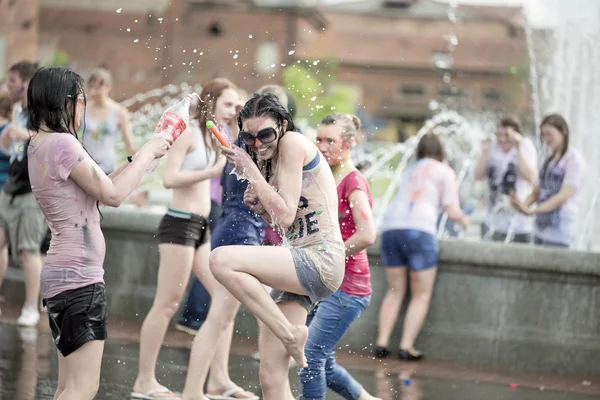 De meisjes bij de fontein — Stockfoto