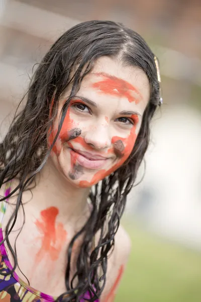 Porträtt av glada smutsiga flickan — Stockfoto