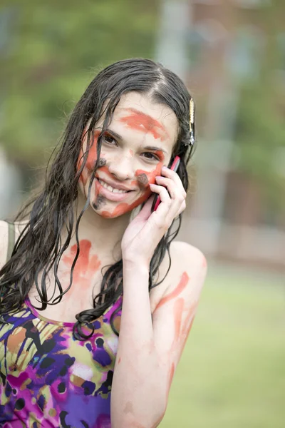 Menina suja chama em um telefone celular — Fotografia de Stock