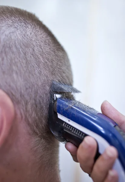 Barbeiro corte de cabelo com clipper — Fotografia de Stock
