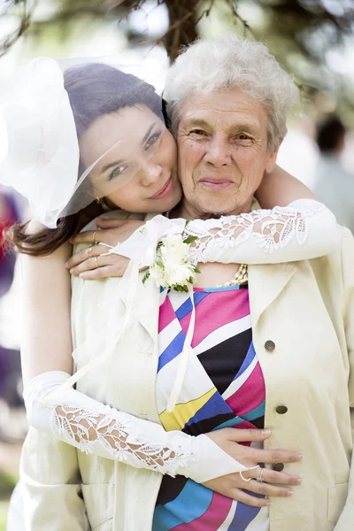 Retrato de la hermosa novia con la abuela —  Fotos de Stock