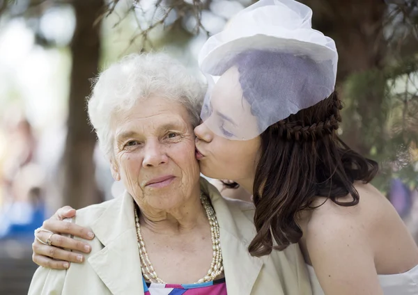 Retrato de la hermosa novia con la abuela —  Fotos de Stock