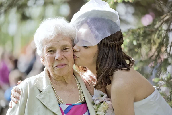 祖母と一緒に美しい花嫁の肖像画 — ストック写真