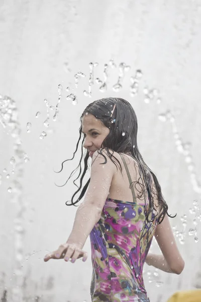 Flickan i en fontän — Stockfoto