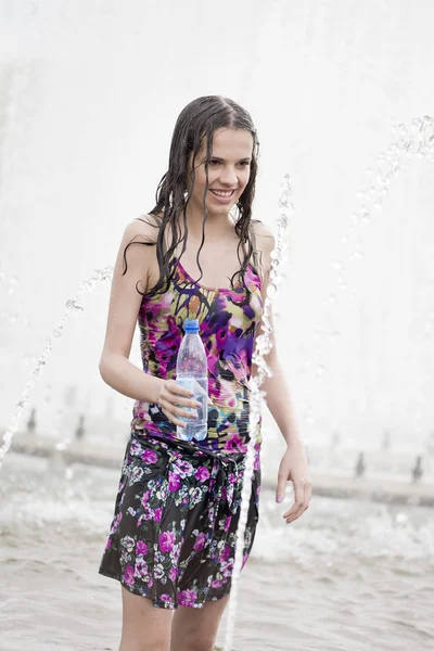 Flickan i en fontän — Stockfoto