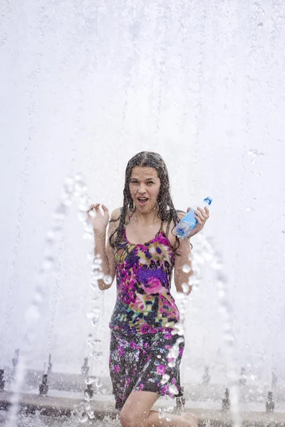 The girl in a fountain — Stock Photo, Image