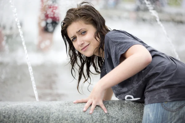 噴水の女の子 — ストック写真