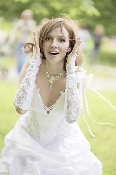 A menina em um vestido branco é surpreendida — Fotografia de Stock