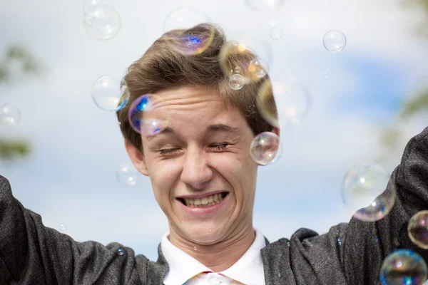 Portrait de l'adolescent dans des bulles de savon — Photo