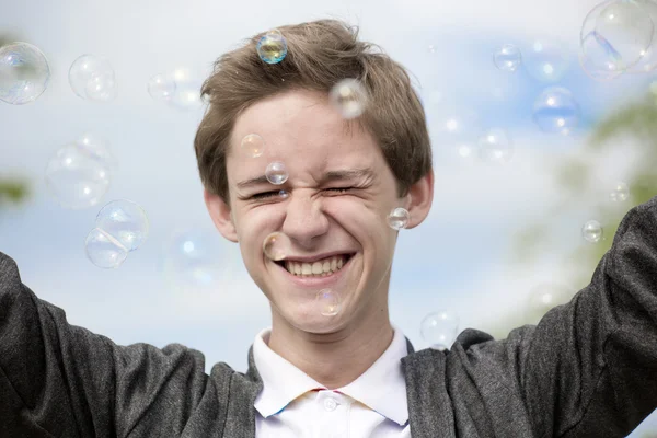 Портрет подростка в мыльных пузырях — стоковое фото