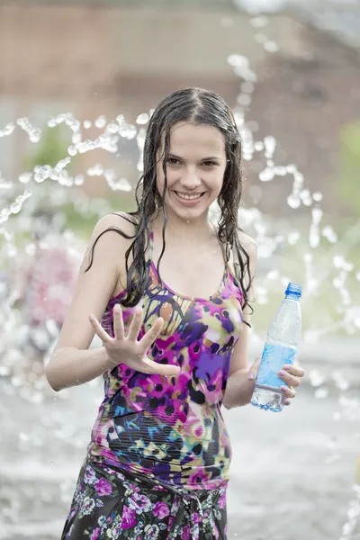 Het meisje in een fontein — Stockfoto