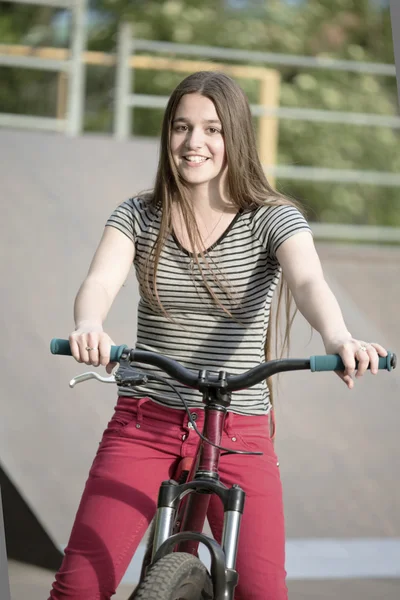 La fille est assise sur un vélo — Photo