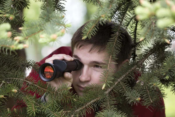 Man looking in binoculars — Stock Photo, Image
