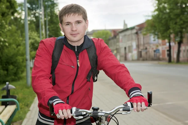 Νεαρός άνδρας στέκεται με ένα ποδήλατο — Φωτογραφία Αρχείου