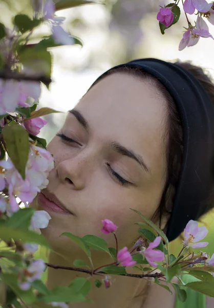 나무에 꽃을만 지는 여자 — 스톡 사진