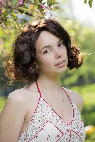 満開時にリンゴの果樹園で若い女性. — ストック写真