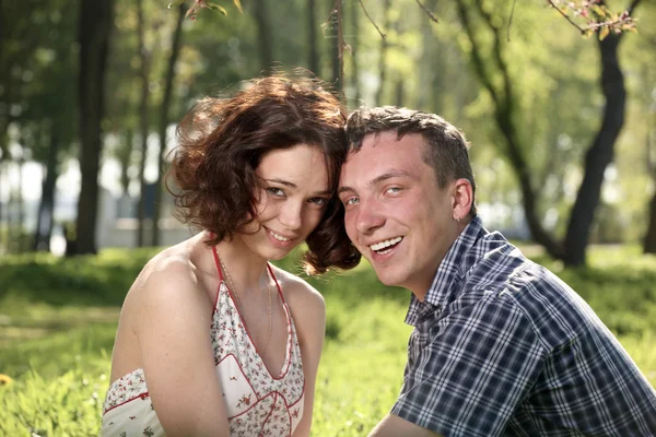 Romantisch paar zittend op het gras — Stockfoto