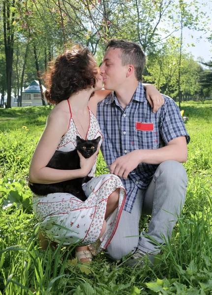 浪漫情侣坐在草地上 — 图库照片
