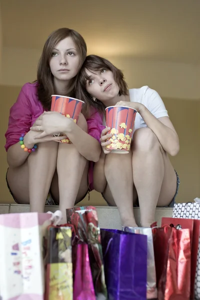 Две девушки с сумками для покупок — стоковое фото