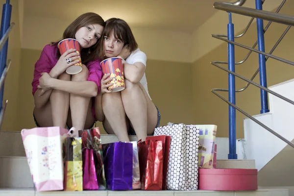 Två flickvänner med kassar och påsar — Stockfoto