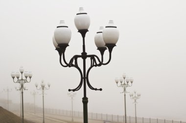 Farola en niebla