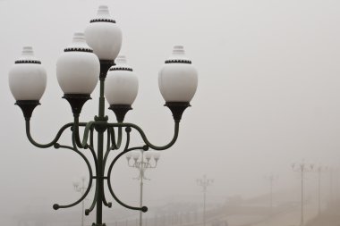 Farola en niebla