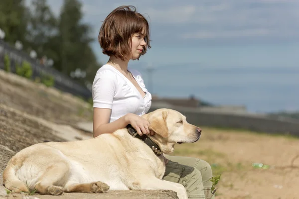Mladá žena se svým psem — Stock fotografie