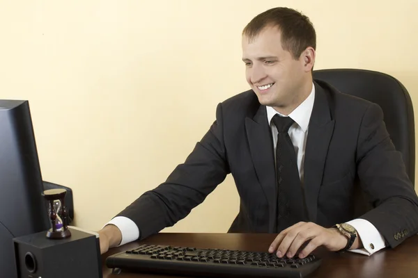 Homme d'affaires travaillant sur ordinateur — Photo