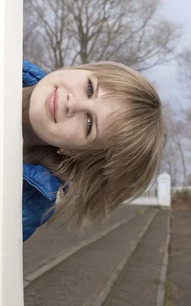 Vacker leende kvinna utomhus — Stockfoto