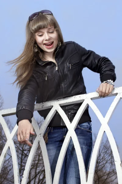 Girl crossing a bridge — Stock Photo, Image