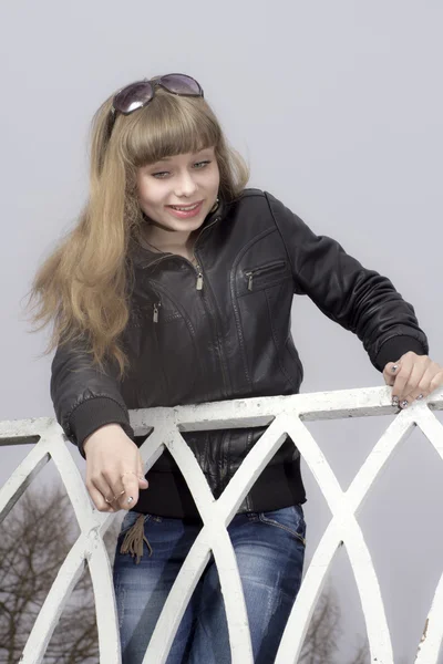 Girl crossing a bridge — Stock Photo, Image