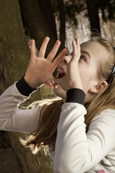 Dívka křičí v lese — Stock fotografie