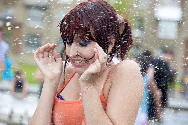 Fiatal nő állt az esőben — Stock Fotó