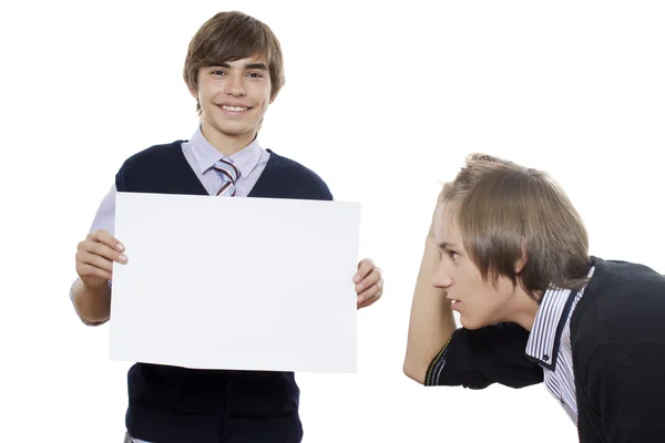 Два молодых парня держат чистый лист / белый плакат — стоковое фото