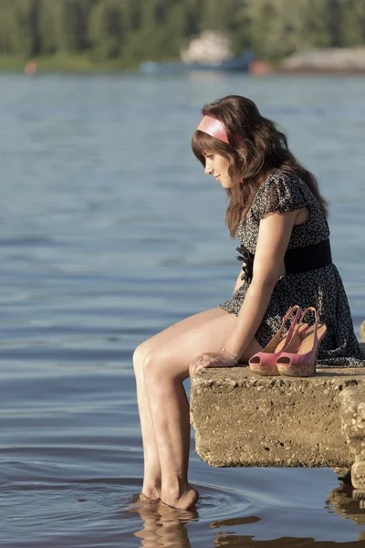젊은 여 자가 해변에 앉아 — 스톡 사진