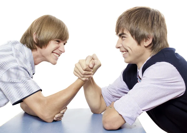 Dua pemuda melakukan gulat lengan — Stok Foto