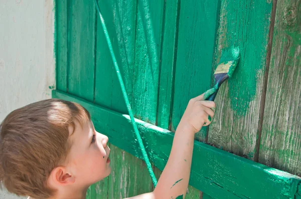 Chico pintando la valla — Foto de Stock
